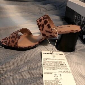 Women’s chunk heel leopard pattern sandals size 8